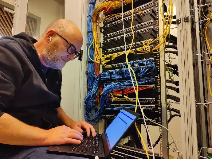 XSbyte-engineer werkt aan een patchpaneel
