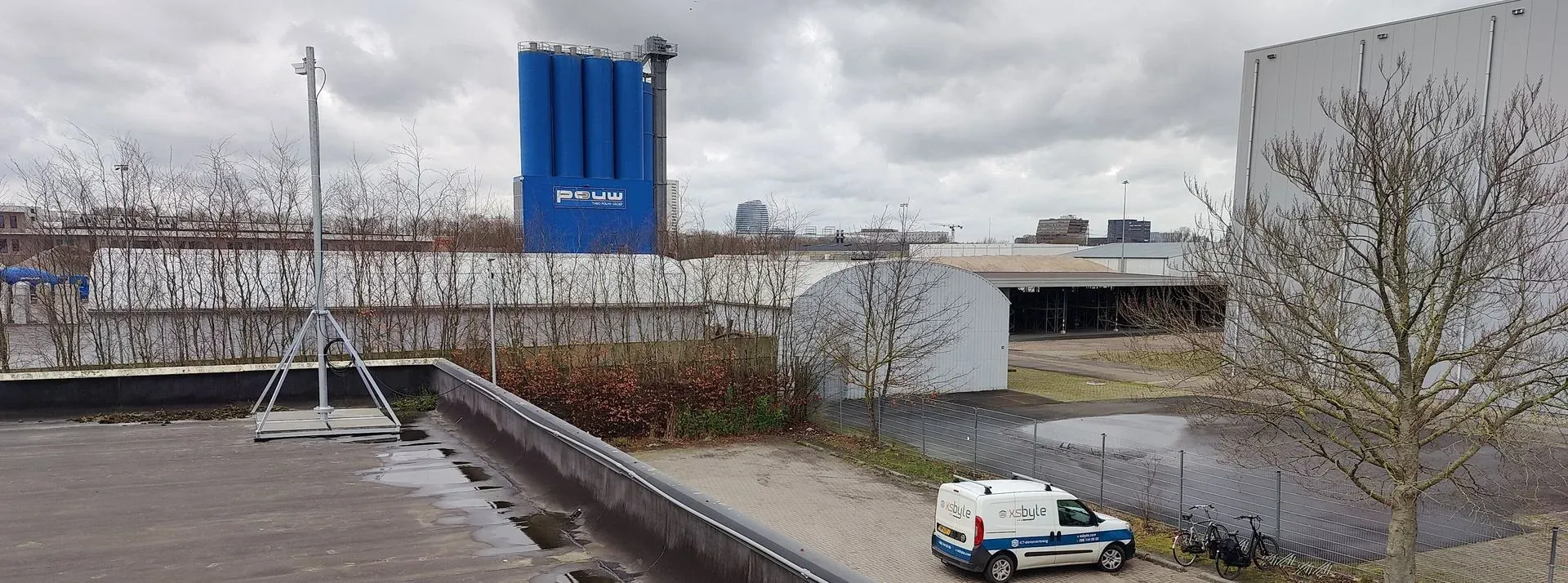 XSbyte-bedrijfsbus bij een bedrijfsverzamelpand
